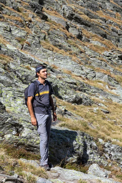 Jonge man die op bergen genieten van het uitzicht — Stockfoto