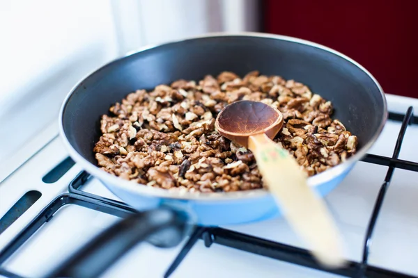 Een koekenpan met noten — Stockfoto