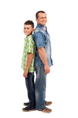 Baba ve oğul ayakta yedeklemek için üzerinde beyaz izole geri