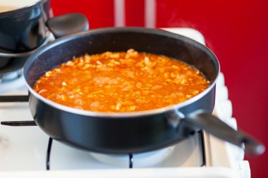 tava sosu bir ocakta