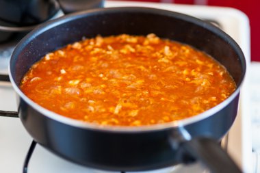 tava sosu bir ocakta