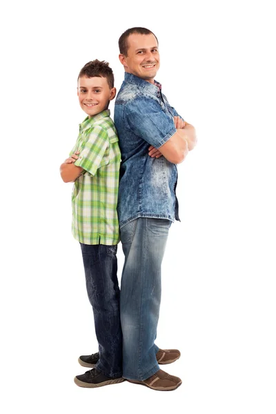 Vater und Sohn stehen Rücken an Rücken, isoliert auf weiß — Stockfoto