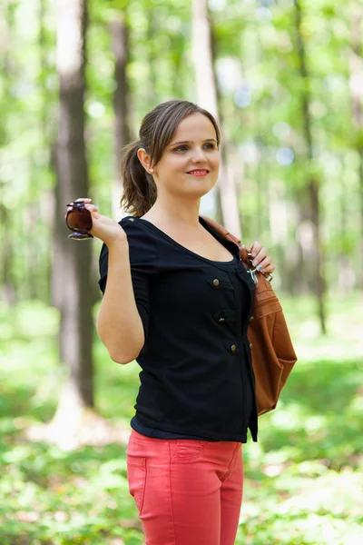 Jovem mulher na floresta — Fotografia de Stock