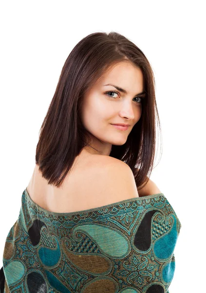 Sensuell ung kvinna täckt med sjal — Stockfoto