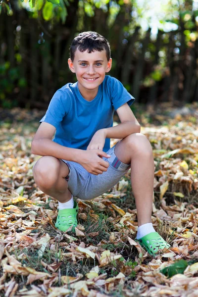 Rapaz bonito na floresta — Fotografia de Stock