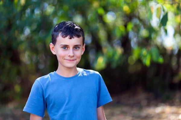 sevimli çocuk ormanda