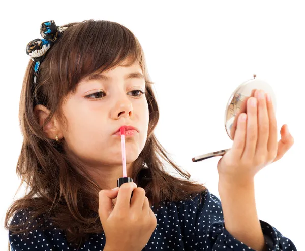 립스틱을 사용 하 여 거울을 보고 하는 동안 어린 소녀 — 스톡 사진