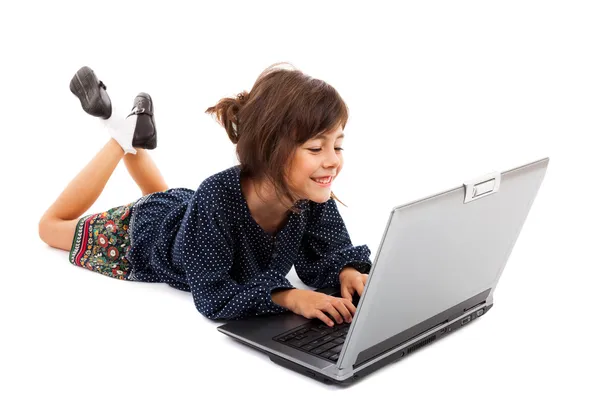 Kis lány ül a keresztezett lábak rövid idő használ egy laptop — Stock Fotó
