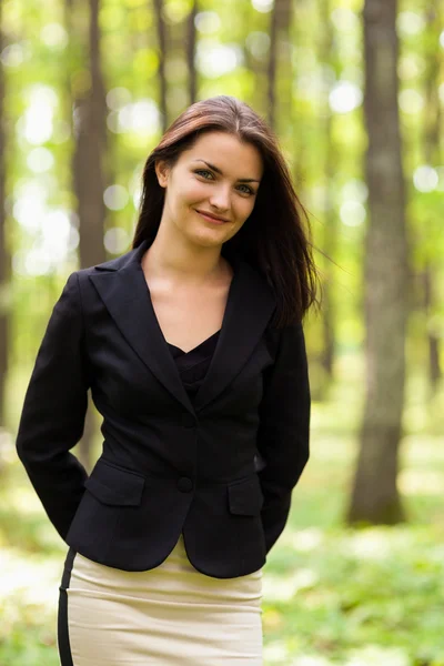 Giovane donna d'affari in piedi nel bosco — Foto Stock