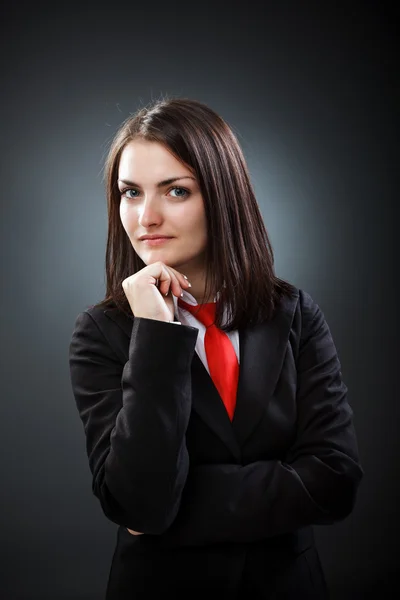 Giovane donna d'affari pensando isolato su sfondo grigio Foto Stock Royalty Free