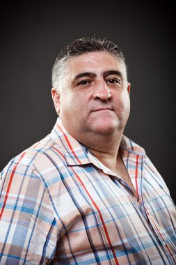 şişman adam stüdyoda poz