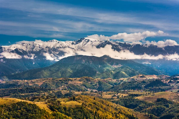 Bela paisagem panorâmica com montanhas no fundo — Fotografia de Stock