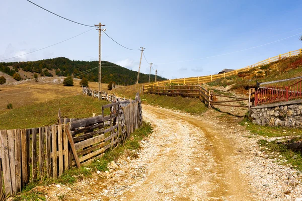 Beautiful landscape of a rural road in a mountain village — Stock Photo, Image