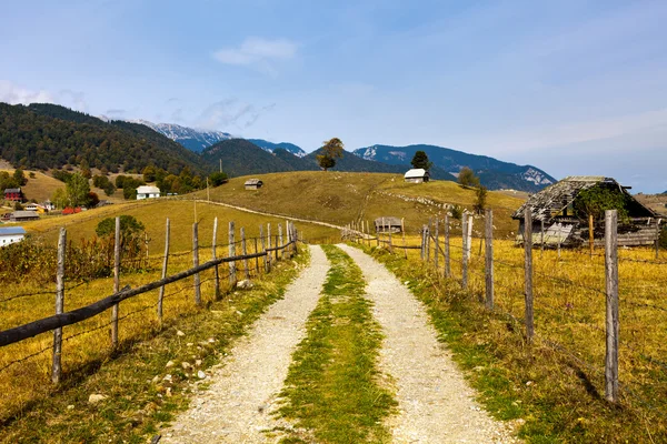 Landskapet i en lantlig väg i en bergsby — Stockfoto