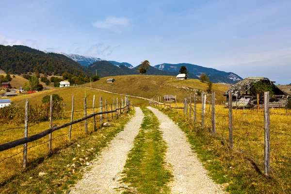 Landscape of a rural road in a mountain village — Stock Photo, Image