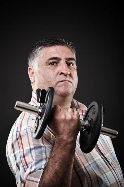 Hombre gordo serio con mancuerna — Foto de Stock