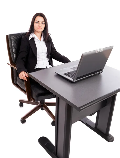 Junge Geschäftsfrau sitzt mit Laptop am Schreibtisch — Stockfoto