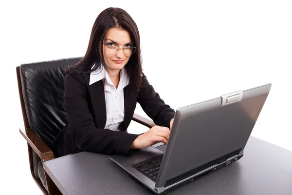 Jonge zakenvrouw die op laptop werkt zittend in een armcha — Stockfoto