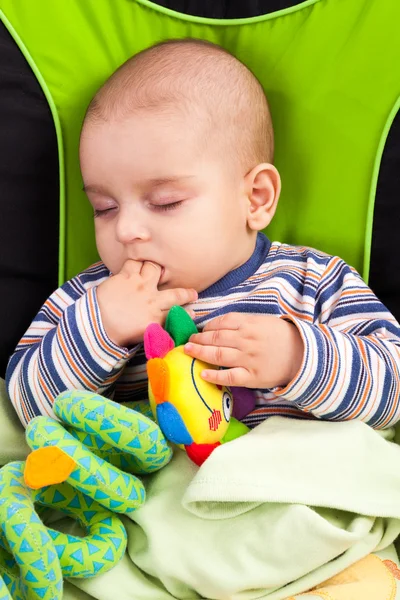 Kleinkind schläft in einer Babyliege — Stockfoto