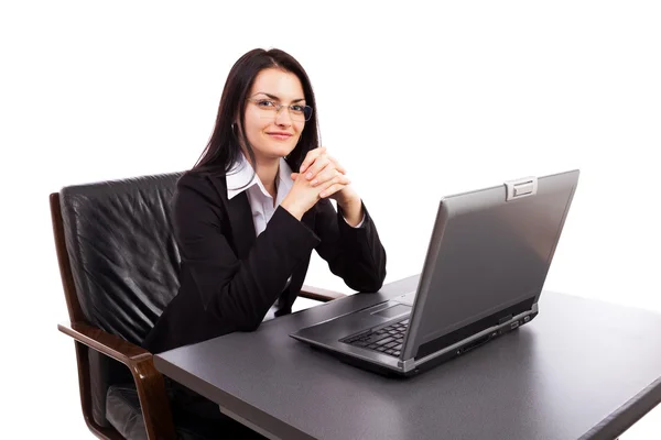 Jeune femme d'affaires assise au bureau avec ordinateur portable — Photo