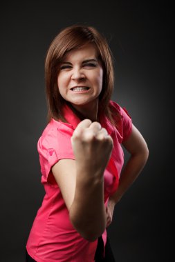 saldırgan genç bayan gösteren yumruk