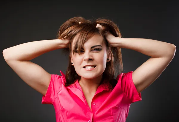 Mulher irritada puxando o cabelo — Fotografia de Stock