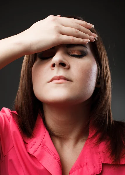 Ženy s migrénou, drží hlavu — Stock fotografie