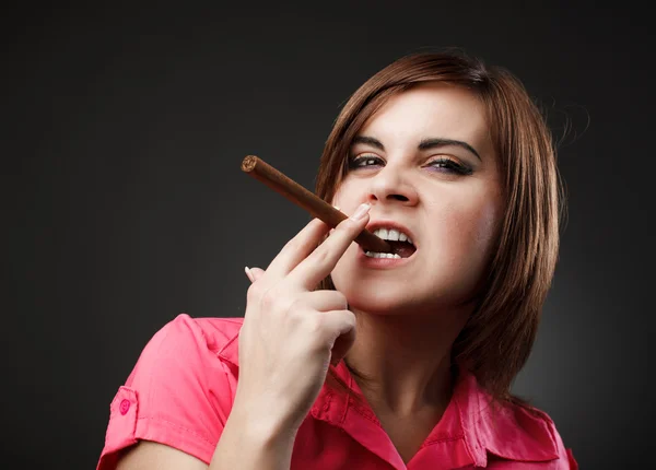 Zakenvrouw met sigaar — Stockfoto