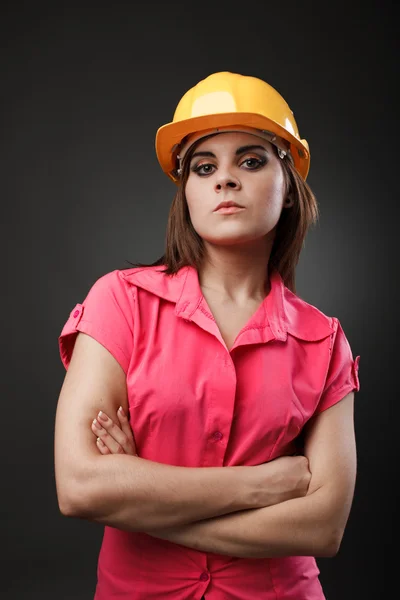 Jovem engenheira senhora com chapéu duro — Fotografia de Stock