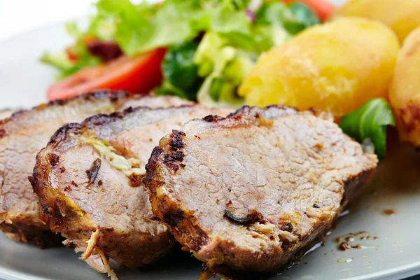 Lomo al horno con ensalada —  Fotos de Stock