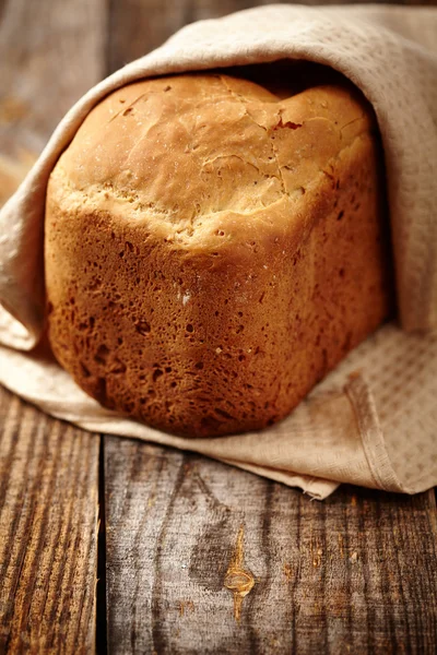 Zelfgebakken brood op een houten bord — Stockfoto