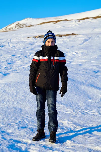 Adolescent garçon dans l 'hiver vacances — Photo