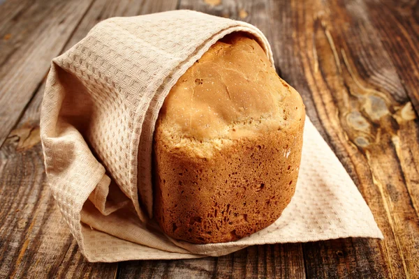 Hembakat bröd på en planka Stockfoto