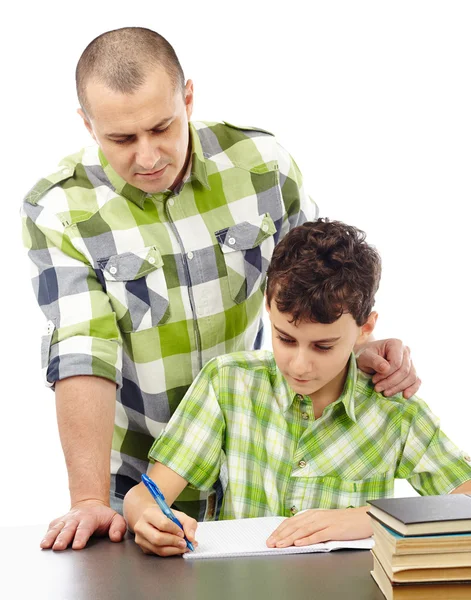 Vader die de Zoon helpt met huiswerk — Stockfoto