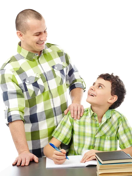 Pai ajudando filho com lição de casa — Fotografia de Stock