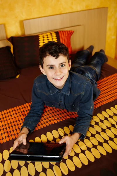 Niño jugando en la tableta — Foto de Stock