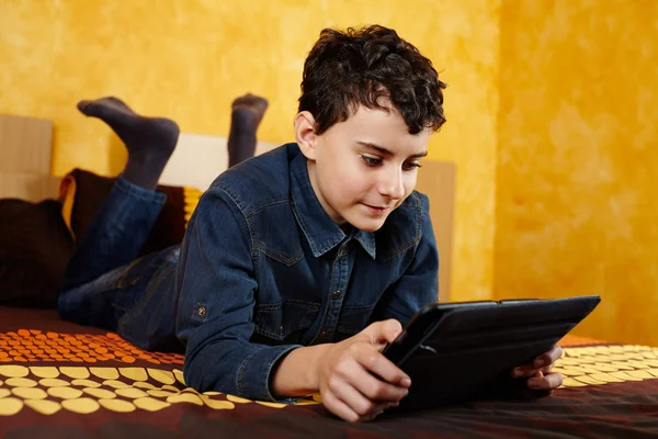 Jeune garçon étudiant sur tablette numérique — Photo