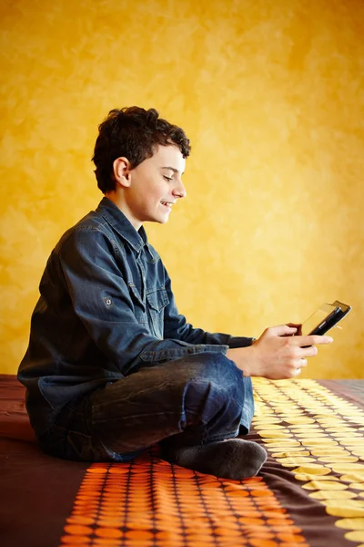 Jovem brincando no tablet — Fotografia de Stock