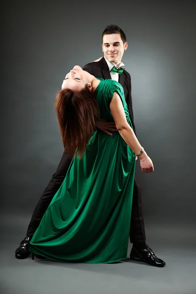 Jovem casal romântico dançando tango — Fotografia de Stock