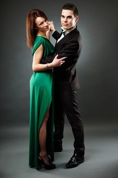 Jeune couple romantique danse tango — Photo