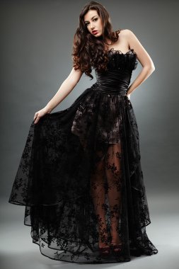 tam uzunlukta zarif esmer kız