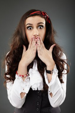 korkmuş bir genç kız closeup