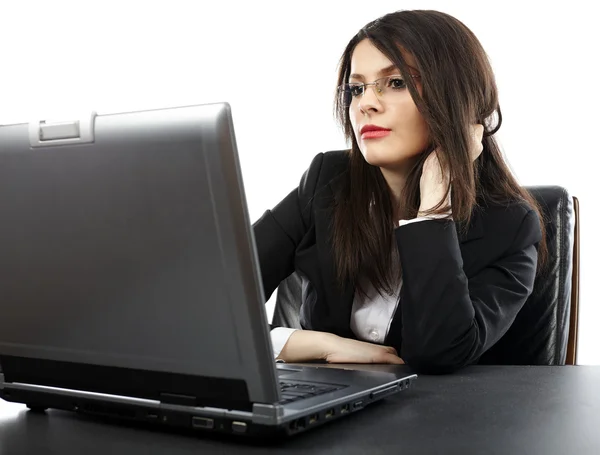 Jeune femme d'affaires lisant depuis son ordinateur portable — Photo
