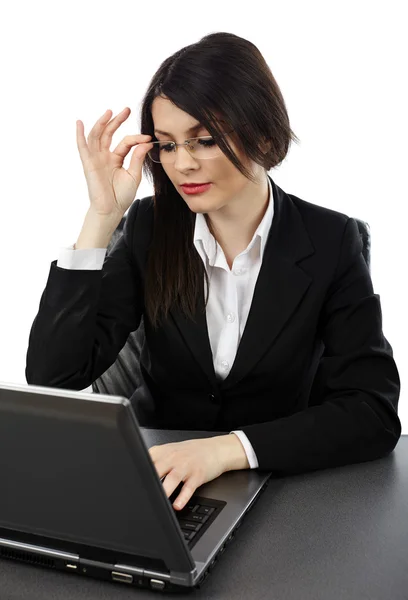 Affärskvinna arbetar på en bärbar dator — Stockfoto