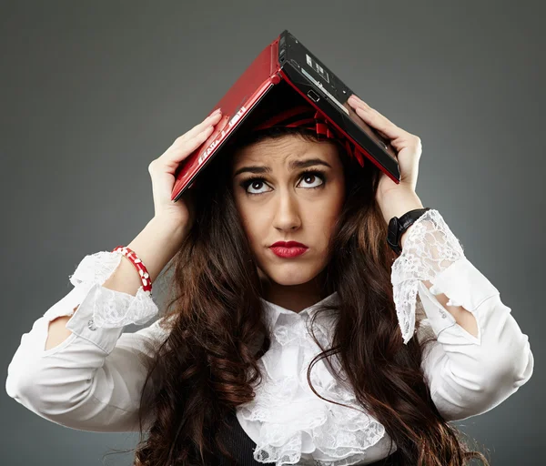 Ung kvinna med en laptop på hennes huvud — Stockfoto
