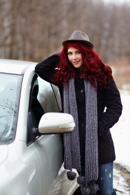 arabasının duran genç kız
