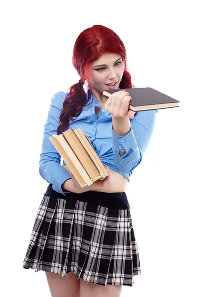 Jonge schoolgirl een stapel boeken doorbladeren — Stockfoto