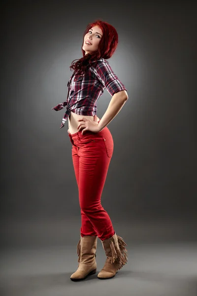 Kızıl saçlı genç kadın tam boy poz — Stok fotoğraf