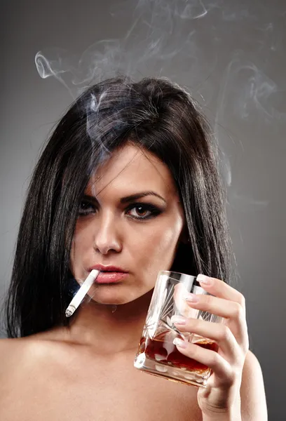 Пьющие курящие девушки. Неопрятный подросток. Девушка с сигарой. Курящая и пьющая молодежь. Девушка с бокалом и сигаретой.