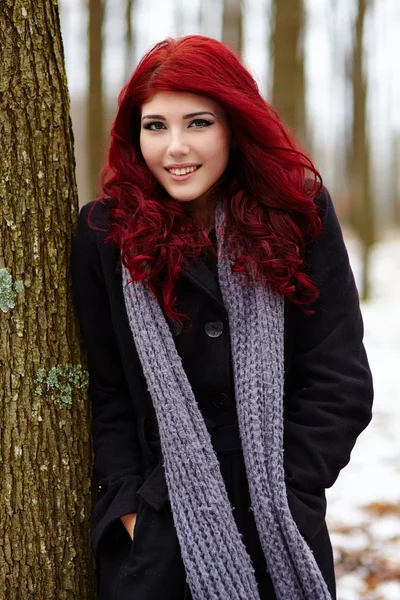 Ao ar livre closeup de um sorriso bonito menina — Fotografia de Stock